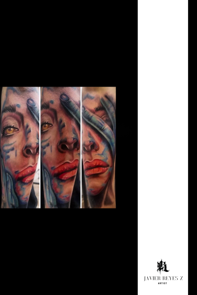 Tatuaje realista de rostro femenino con efectos de pinceladas azules y composición