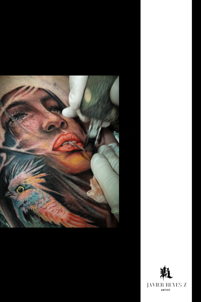 Tatuaje realista de rostro femenino con detalles realistas fusionado con la naturaleza