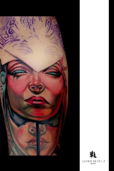 Tatuaje surrealista con efecto de colores contrastados