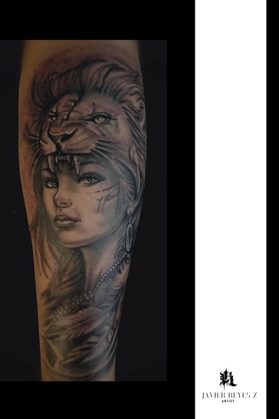 Tatuaje realista de rostro femenino con efectos de lápiz color gris
