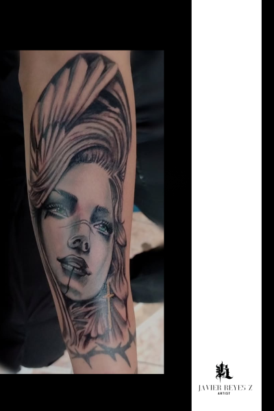 Tatuaje realista de rostro femenino con efectos de lápiz color gris